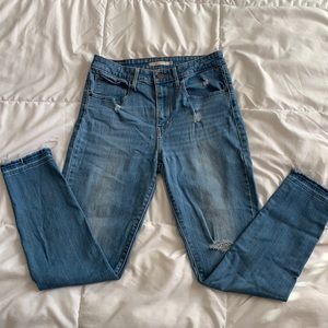 Distressed Levi’s 721 High Rise Skinny Jeans!